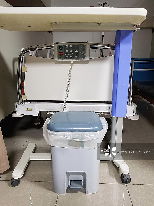 电子医院病床和垃圾桶图片素材