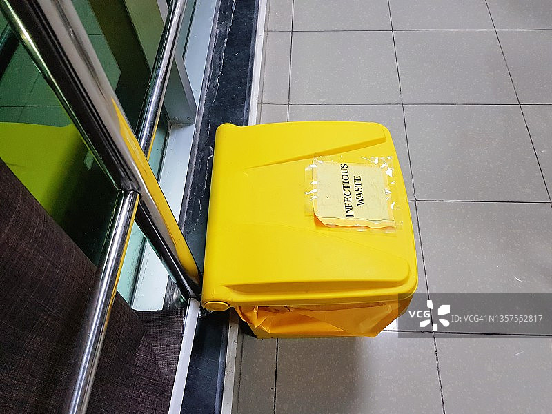临床黄色传染性废弃物垃圾箱图片素材