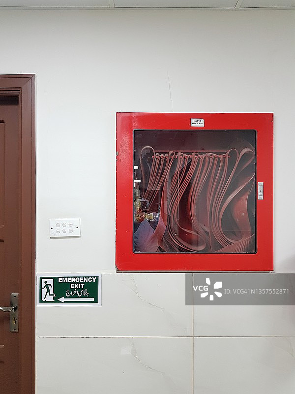 医院墙上的灭火器软管卷盘，用于任何火灾紧急情况图片素材