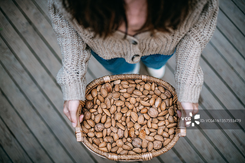 拿着杏仁和核桃篮子的女人图片素材