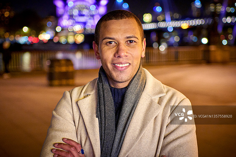 夜晚城市里直视镜头的男人头像图片素材