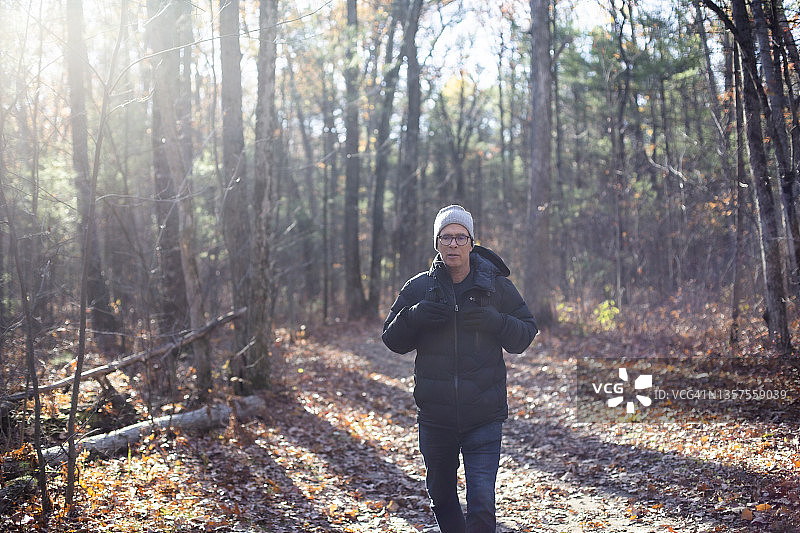 在森林中行走的男人图片素材