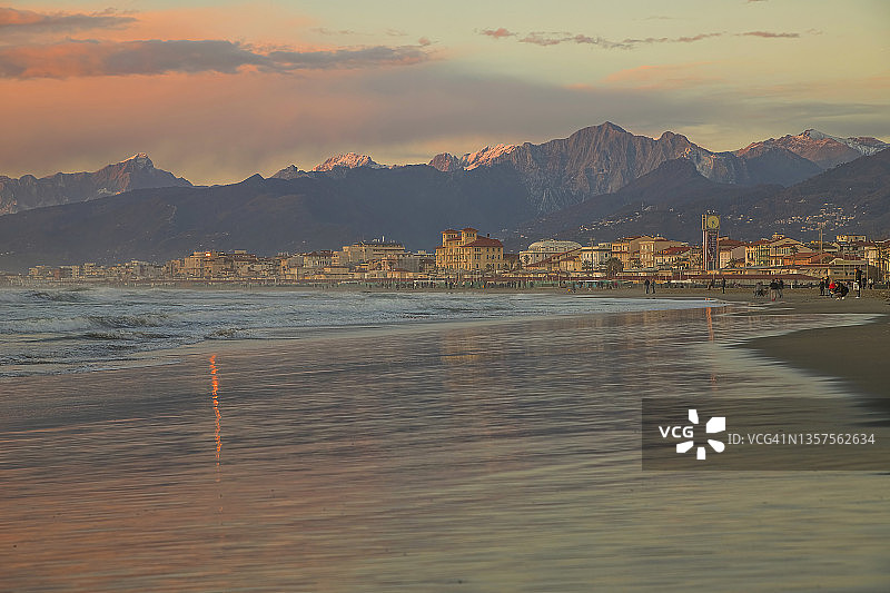 意大利托斯卡纳维亚雷焦的日落图片素材