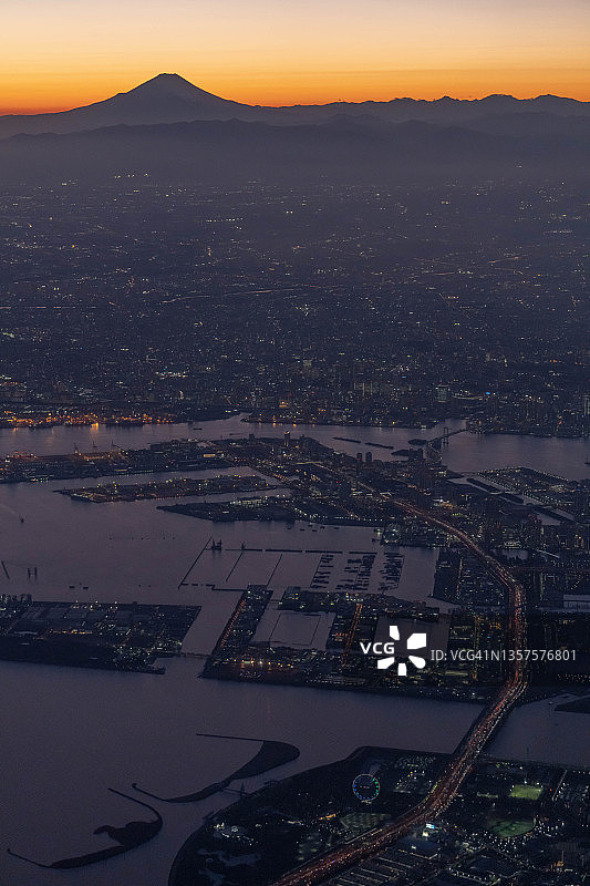 飞机航拍：富士山与东京湾图片素材