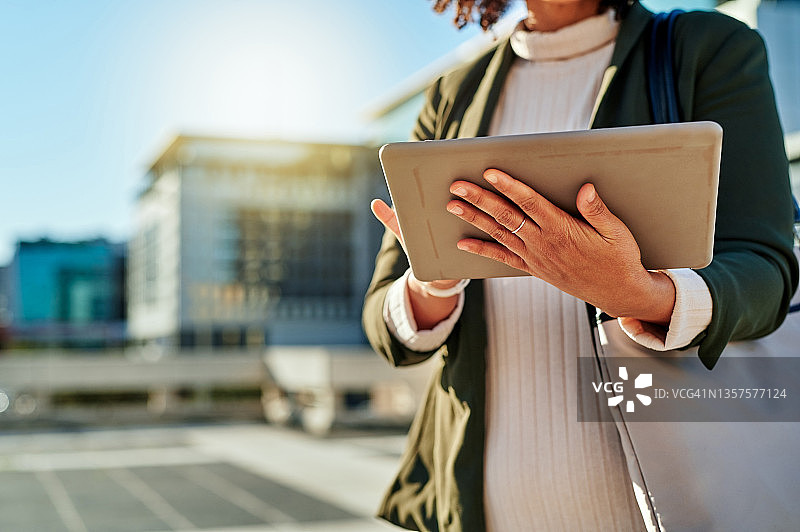 在城市户外使用平板电脑的商务女性图片素材