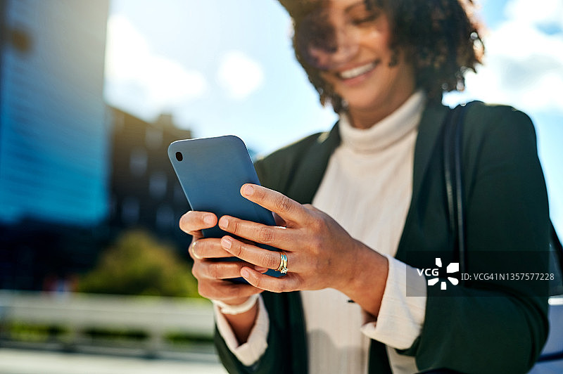 年轻女商人户外使用手机图片素材