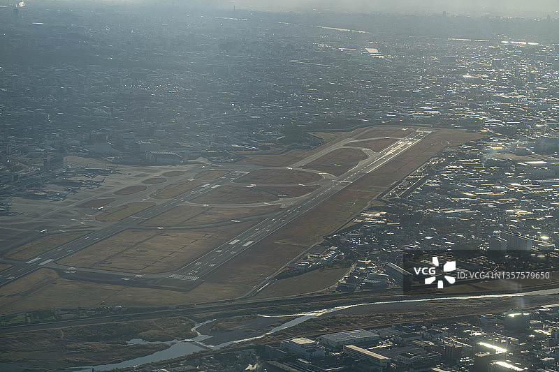 从飞机上俯瞰日本兵库县大阪国际机场（伊丹）图片素材