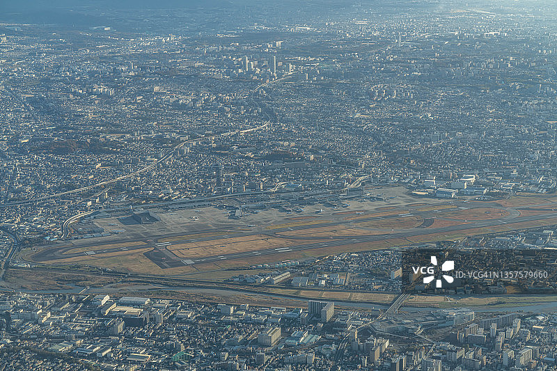 从飞机上俯瞰日本兵库县大阪国际机场（伊丹）图片素材
