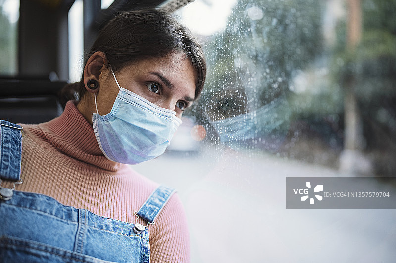 戴着口罩乘坐巴士的女人图片素材
