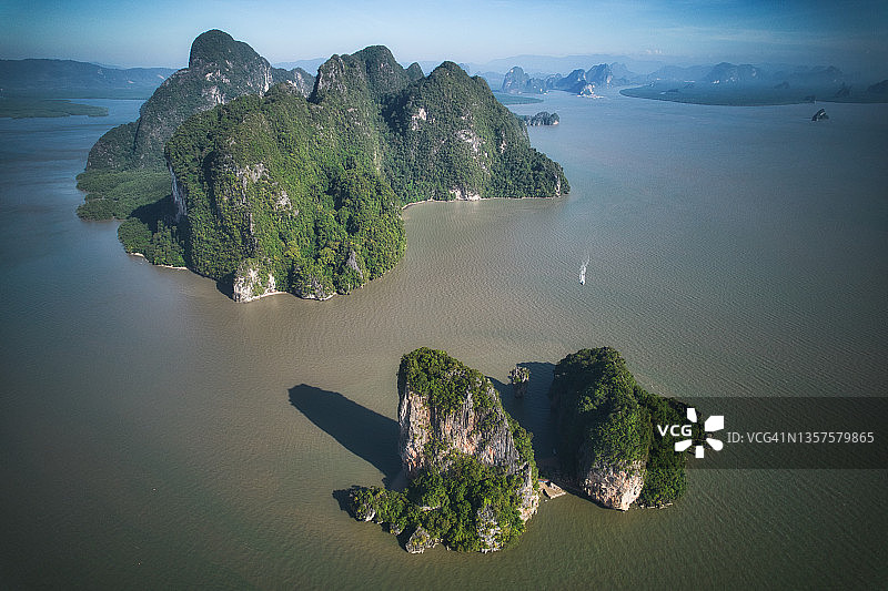 泰国攀牙湾：攀牙湾国家公园，考 phingkan 岛，ko tapu 岩石或詹姆斯·邦德岩石图片素材