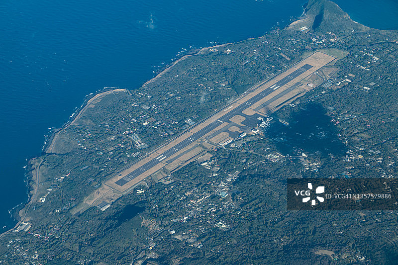 从飞机上俯瞰日本东京的大岛机场图片素材