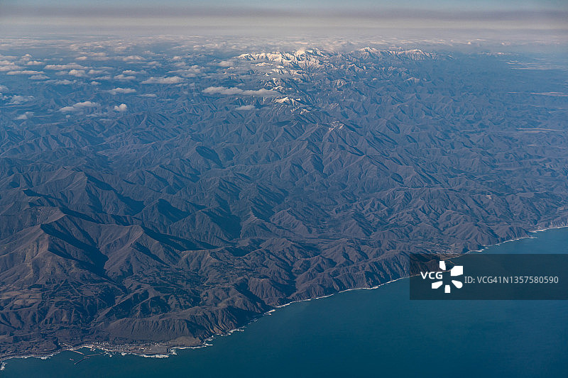 飞机航拍日本北海道的雪 capped 日高山脉图片素材