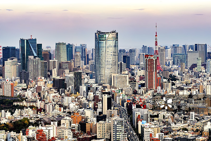 东京城市景观：六本木新城森大厦与东京塔图片素材