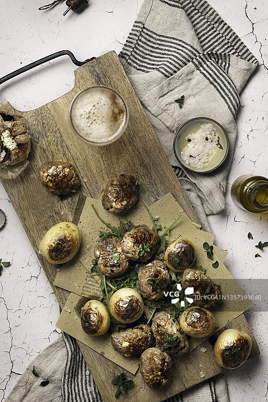 肉丸、土豆和啤酒杯图片素材