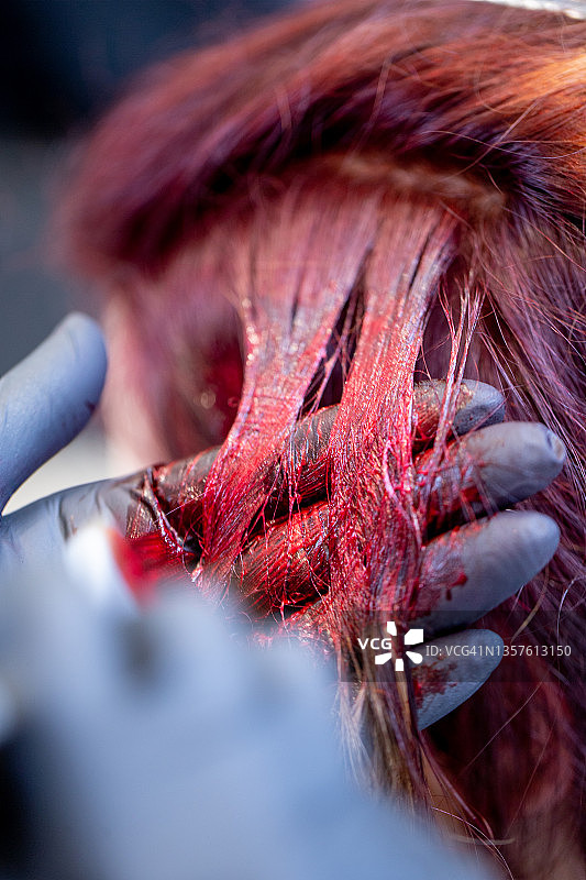 理发师染红色头发特写图片素材