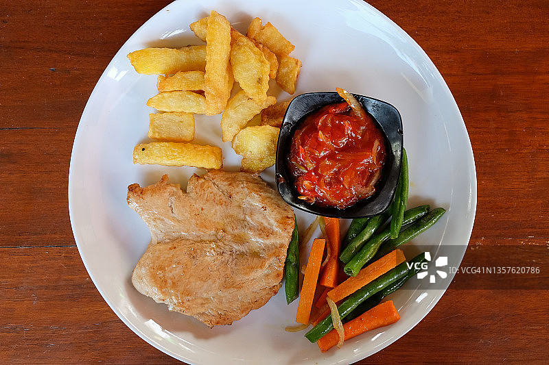 鸡肉、蔬菜和薯条。沙努尔。巴厘岛。印度尼西亚图片素材