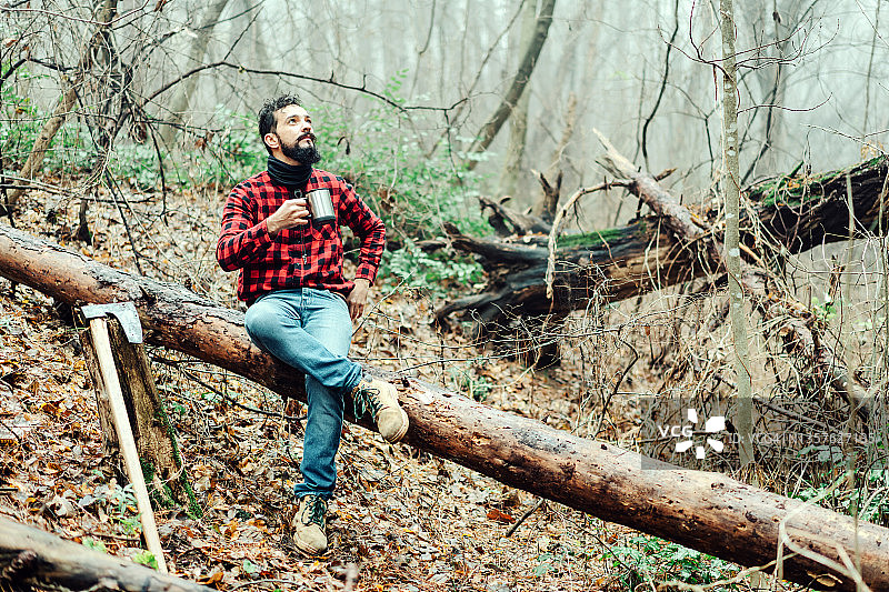 喝着热咖啡休息的伐木工人图片素材