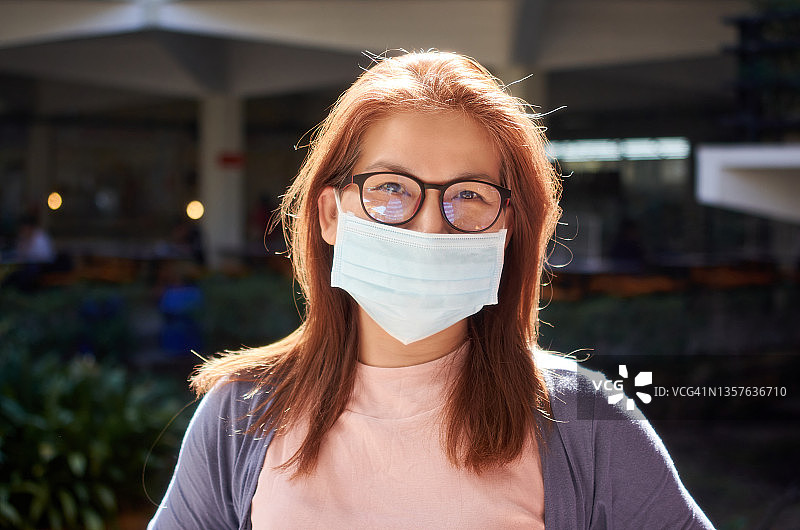 疫情期间戴口罩的成年女性图片素材