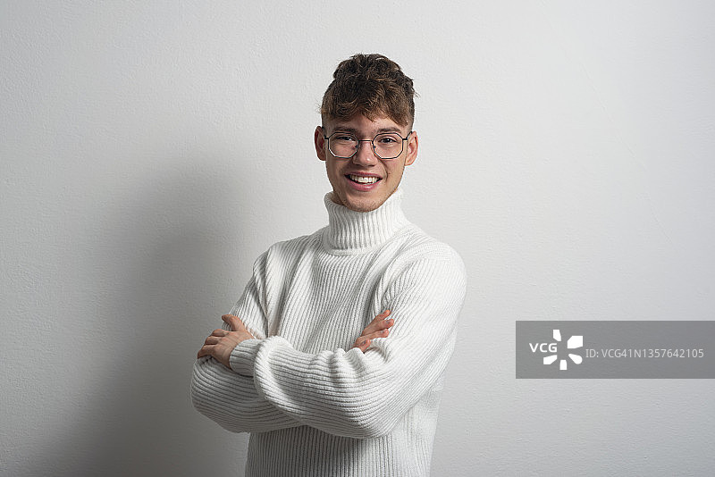 微笑的年轻人的肖像图片素材