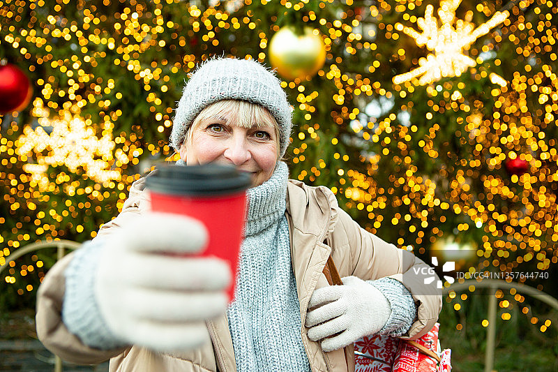 圣诞市场的女人。图片素材