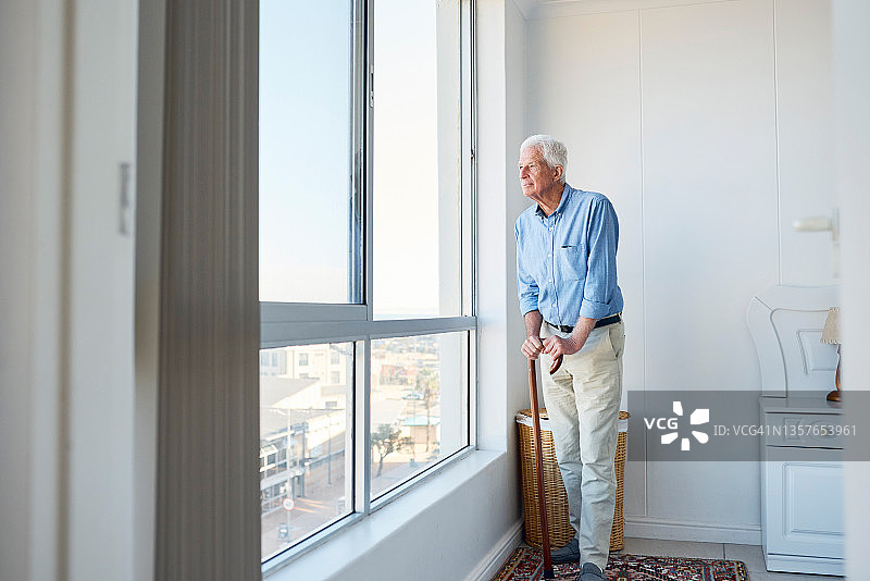 在养老院房间里沉思的英俊老年男人裁剪照图片素材