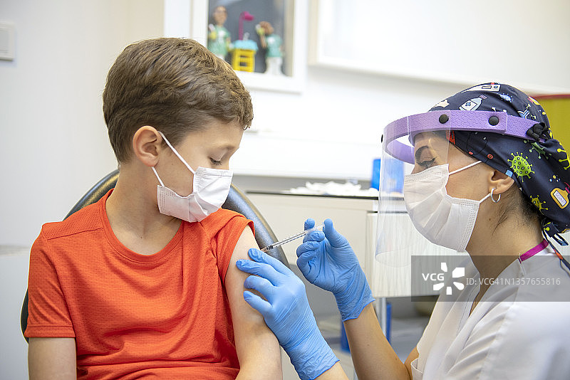 9岁男孩接种新冠疫苗图片素材