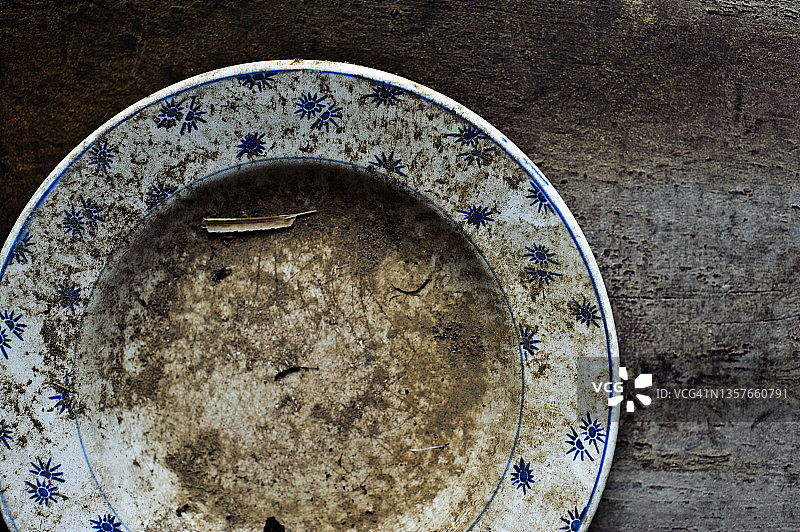 布满灰尘的盘子图片素材