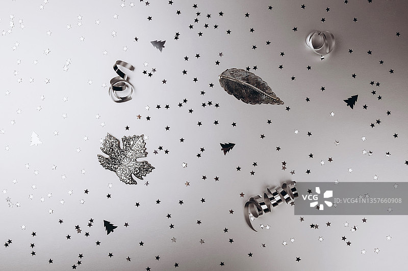 星星和圣诞树形状的亮片装饰图片素材