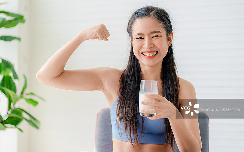 运动后放松：年轻女子饮用牛奶图片素材