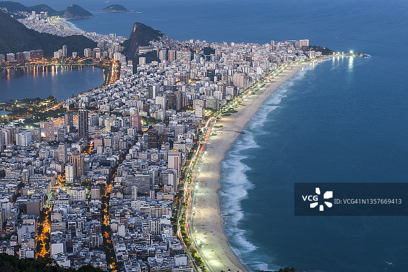 从伊帕内玛海滩看到的莫罗多伊斯伊尔芒斯山顶景观，里约热内卢图片素材