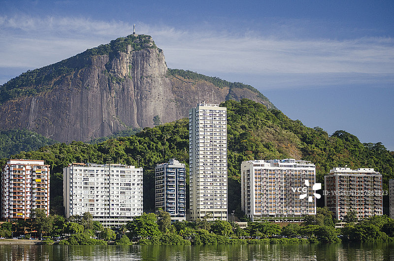 从罗德里戈·德·弗雷塔斯湖看科科瓦多山，里约热内卢图片素材