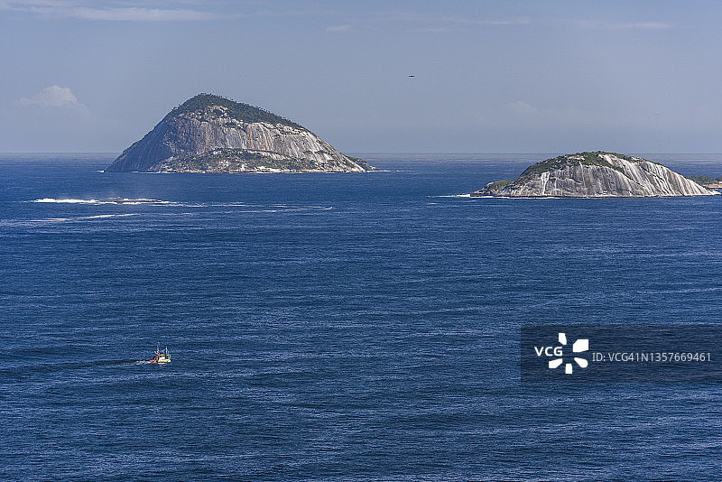 渔船和岛屿风光图片素材