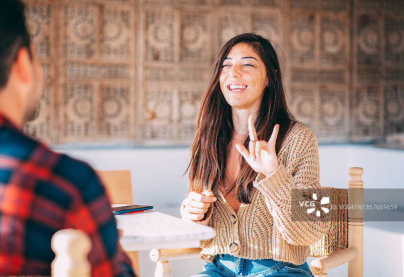 用手语交谈的年轻夫妇图片素材