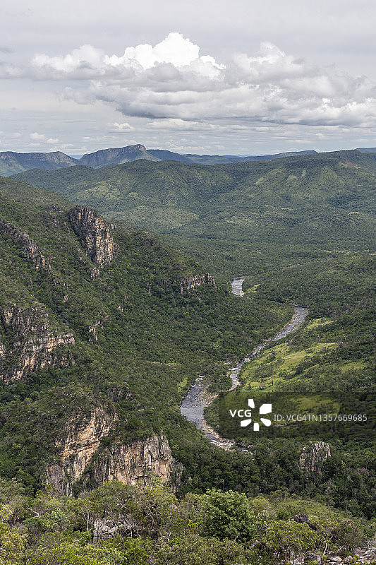 从巴西戈亚斯州沙帕达- dos Veadeiros的雅内拉峰眺望图片素材