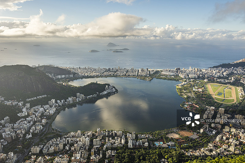 巴西里约热内卢，从科尔科瓦多山眺望罗德里戈·德·弗雷塔斯泻湖图片素材