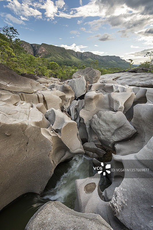 巴西月亮谷岩石间的河流图片素材