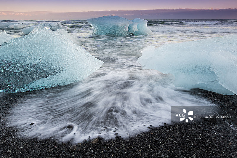 Breiðamerkurjökull冰川冰,位于冰岛Breiðamerkursandur海岸的海滩上,也称为Jokulsarlon冰川湖图片素材