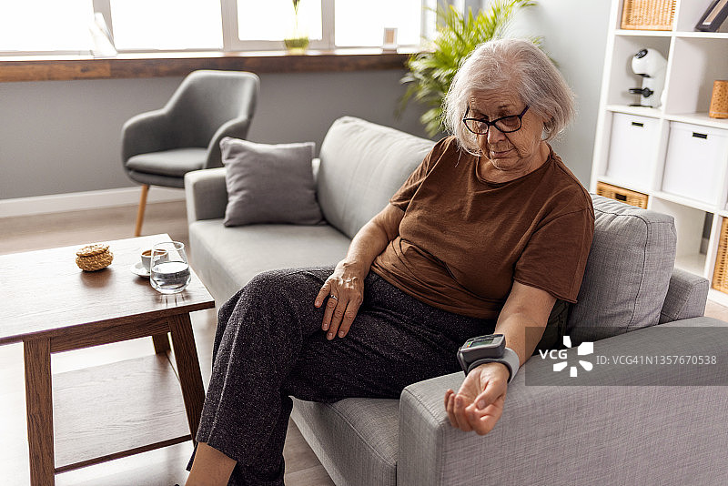 老年妇女在家测量血压图片素材