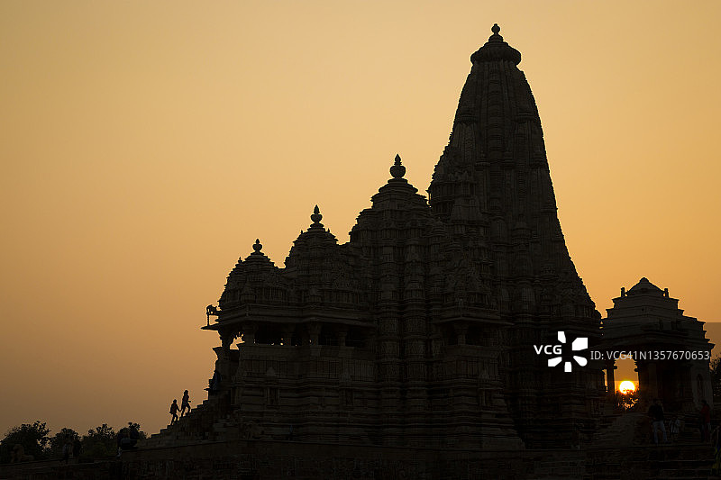 游客参观克久拉霍印度拉克什马纳神庙图片素材