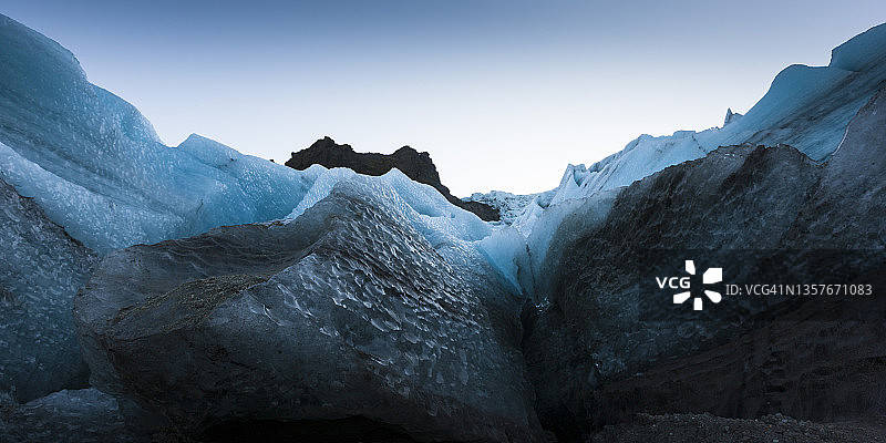 冰川环绕的冰墙图片素材