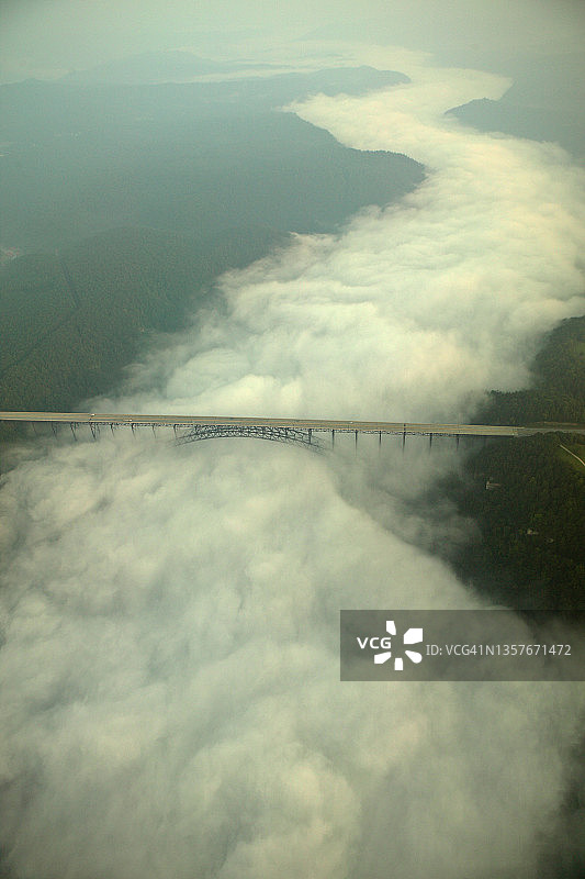 雾中桥梁鸟瞰图图片素材