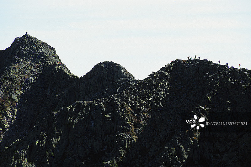 徒步者在卡塔丁山险峻的刀刃小径上图片素材