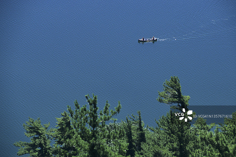 人们在威斯康星州魔鬼湖上划独木舟图片素材