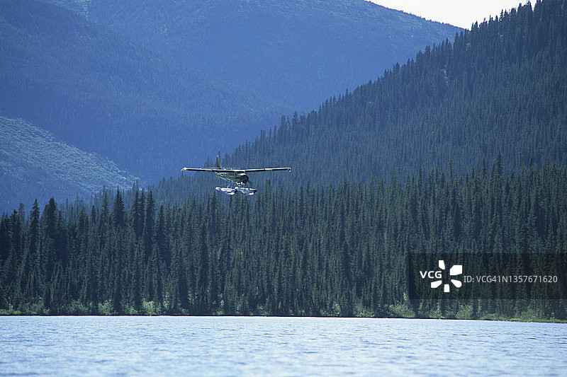 在加拿大准备降落的水上飞机图片素材