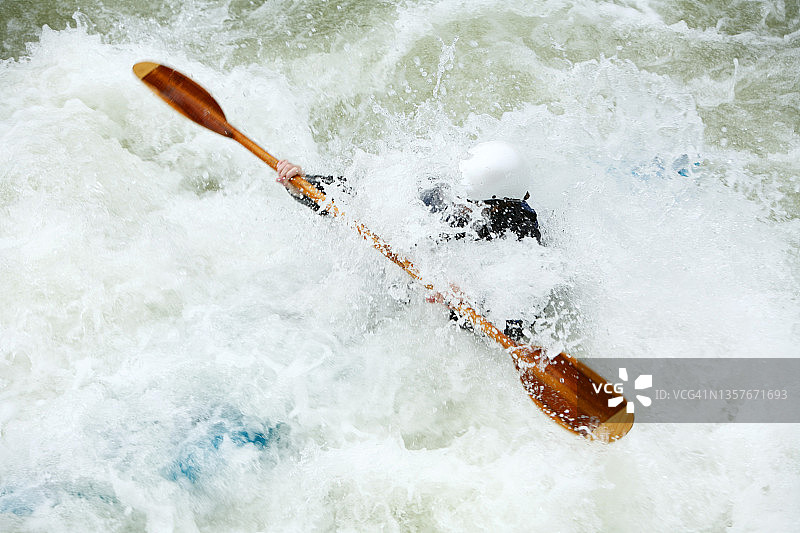 被泡沫吞噬的白浪皮划艇运动员图片素材