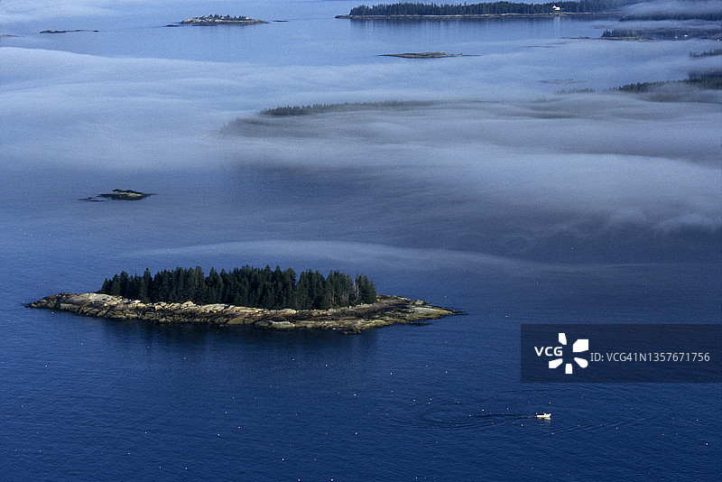缅因州斯托宁顿附近鹿岛海峡的鸟瞰图图片素材