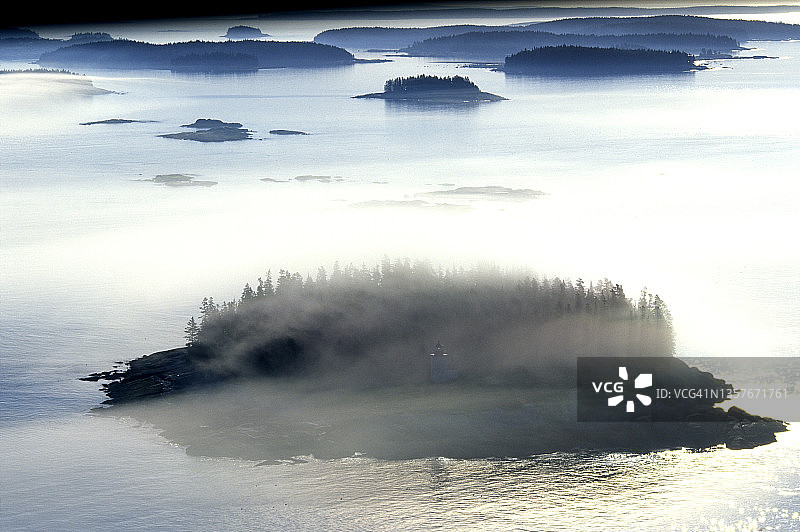 缅因州斯托宁顿附近鹿岛海峡的鸟瞰图图片素材