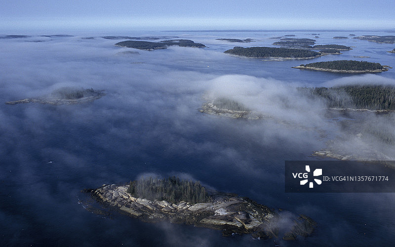 缅因州斯托宁顿附近鹿岛海峡的鸟瞰图图片素材