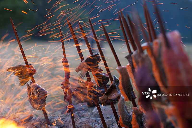 克拉马斯河红木桩烤三文鱼串图片素材