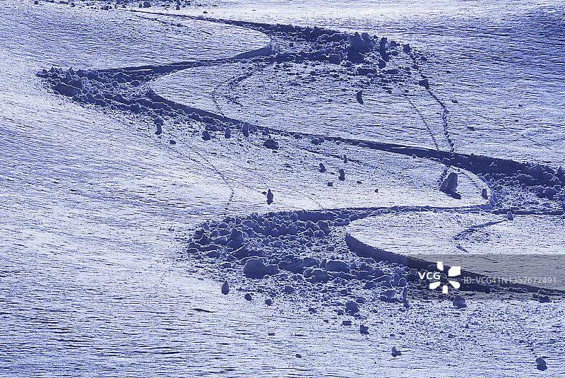 清晨光线下粉末中的新鲜滑雪道图片素材